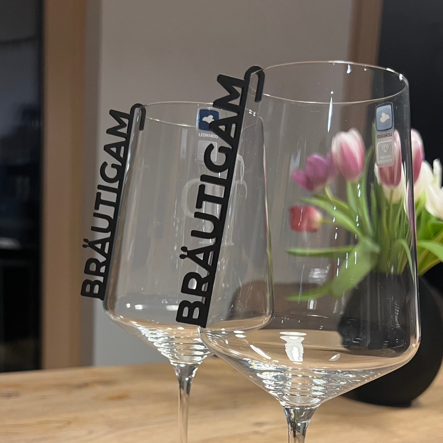 Nachhaltige 3D-gedruckte Glasanhänger „Braut & Braut“ oder „Bräutigam & Bräutigam“ aus PLA, hier 2 mal Braut. Elegante, schlichte Anhänger in Weiß/Weiß, Weiß/Schwarz oder Schwarz/Schwarz für gleichgeschlechtliche Paare. Perfekt für die Personalisierung von Hochzeitsgläsern und für eine umweltfreundliche Hochzeit. Diese Anhänger fügen sich harmonisch in jedes Hochzeitsdesign ein und verleihen euren Gläsern einen einzigartigen, persönlichen Touch.
