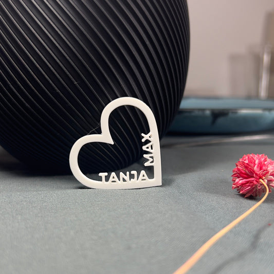Personalisierte 3D-gedruckte Herz-Streudeko für Hochzeiten aus nachhaltigem PLA. Herzform mit den Namen des Brautpaares, perfekt als Tischdeko oder Streudeko. Verfügbar in verschiedenen Farben, passend zu jedem Hochzeitsstil. Einzigartige und umweltfreundliche Dekoration für den großen Tag. Ideal für romantische Hochzeiten und als liebevolles Detail auf Festtafeln. Hochwertige Verarbeitung und individuelles Design für besondere Momente.