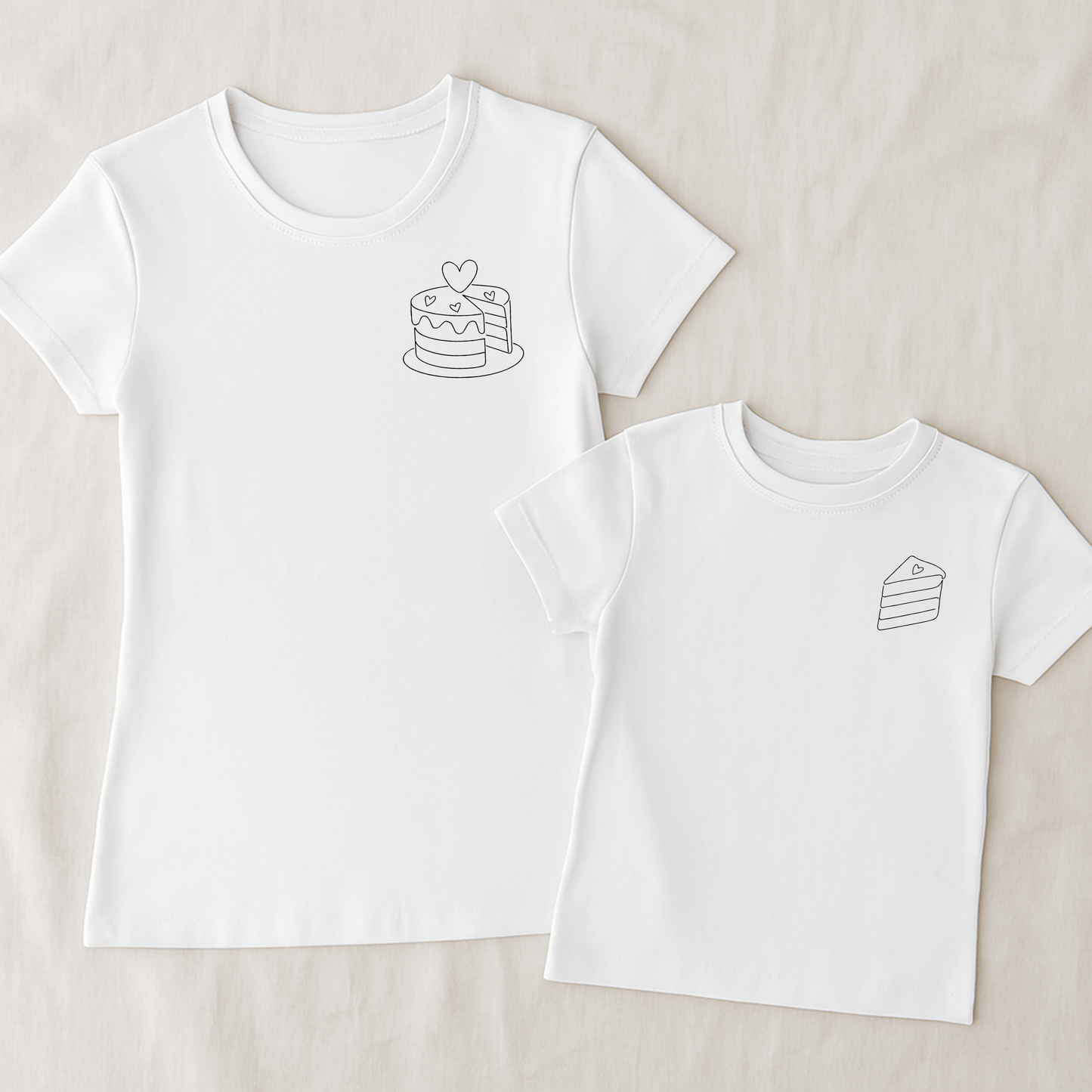 Mama-Kind-Shirt-Set aus 100 % Bio-Baumwolle mit liebevollem Torten-Design: Auf dem Mama-Shirt eine Torte mit fehlendem Stück, auf dem Kind-Shirt das passende Einzelstück. Symbol für die besondere Verbindung zwischen Mutter und Kind. Nachhaltig produziert, hochwertig verarbeitet, perfekt als Geschenk zum Muttertag, zur Geburt oder für gemeinsame Familienfotos. Ideal als emotionaler Partnerlook.