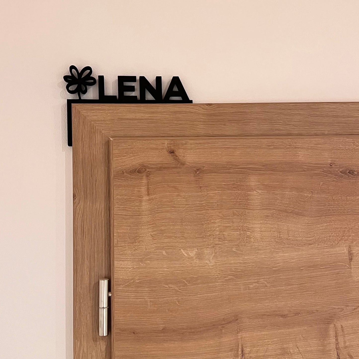 Personalisiertes Türschild für Kinder mit Name und Symbol als Türeckenschild für den Türrahmen. Moderne Kinderzimmerdeko, nachhaltig gefertigt und Made in Germany. Individuelle Türdeko für Babyzimmer oder Kinderzimmer, ideal als Geschenk zur Geburt, Taufe oder Geburtstag. Stilvolle, personalisierte Namensdeko für Jungen und Mädchen.