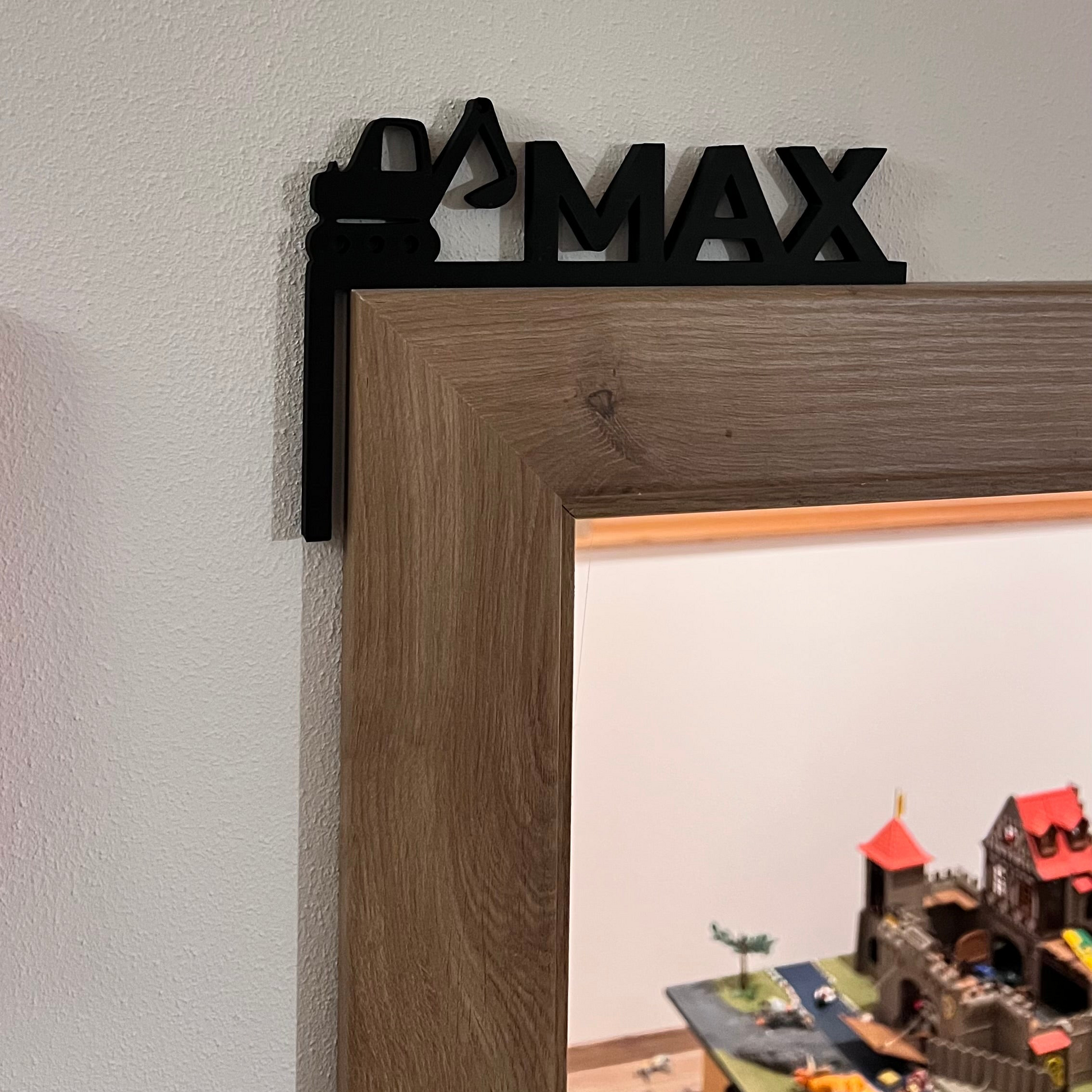 Personalisiertes Türschild für Kinder mit Name und Symbol als Türeckenschild für den Türrahmen. Moderne Kinderzimmerdeko, nachhaltig gefertigt und Made in Germany. Individuelle Türdeko für Babyzimmer oder Kinderzimmer, ideal als Geschenk zur Geburt, Taufe oder Geburtstag. Stilvolle, personalisierte Namensdeko für Jungen und Mädchen.