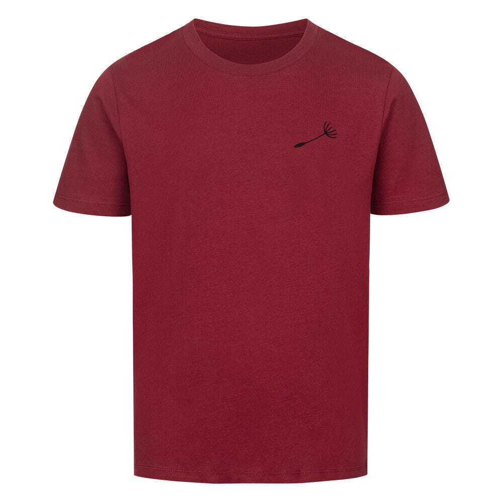 Mama-Kind-Shirt-Set aus Bio-Baumwolle mit Pusteblumen-Design: Auf dem taillierten Mama-Shirt fehlt ein Schirmchen, das auf dem Kind-Shirt einzeln erscheint. Symbol für Liebe, Verbindung und Loslassen. Die Shirts liegen auf natürlichem Hintergrund, modern und nachhaltig inszeniert. Ideal als Muttertagsgeschenk, zur Geburt oder für emotionale Familienmomente. Hier Kindershirt in weinrot.