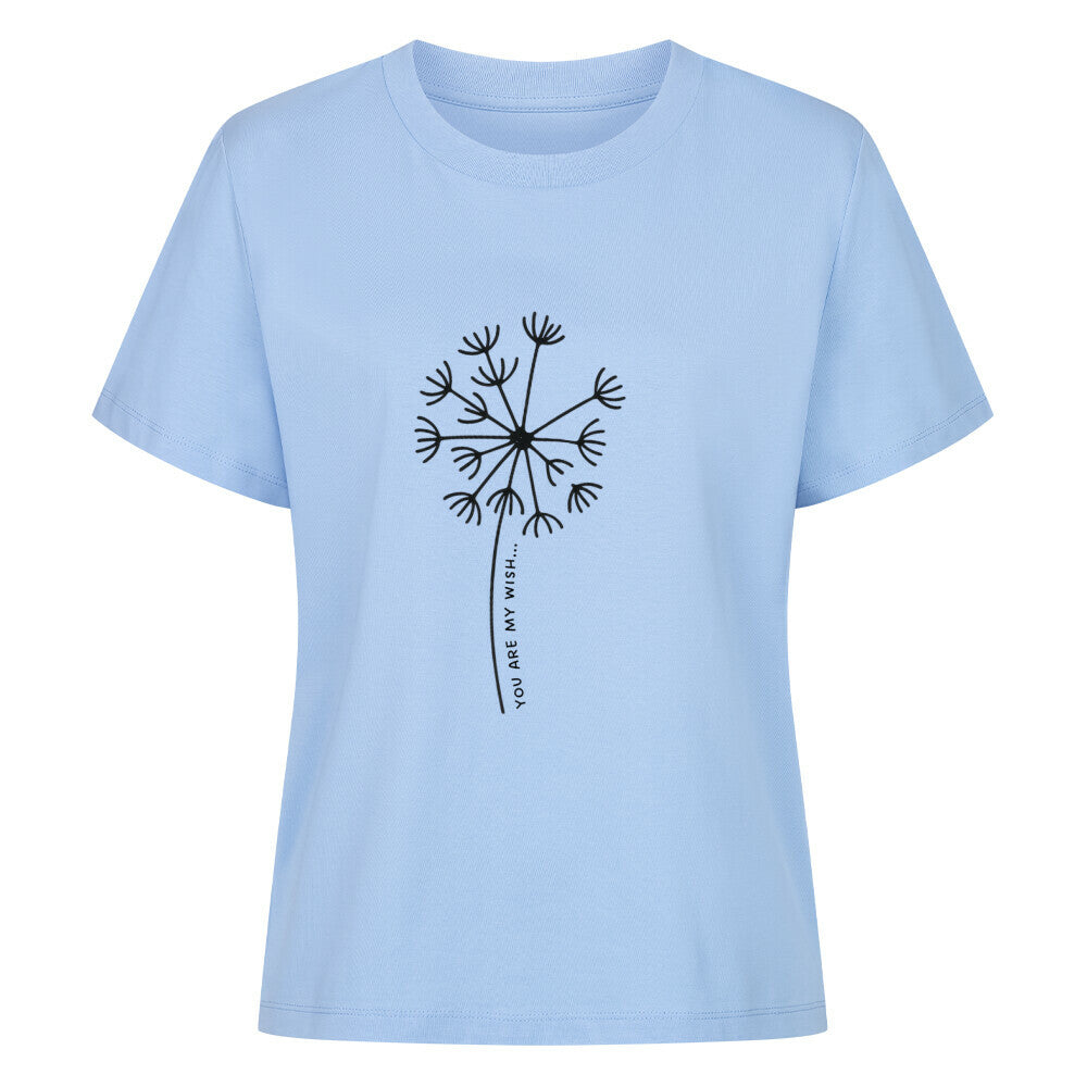 Mama-Kind-Shirt-Set aus Bio-Baumwolle mit geteiltem Spruch: „You are my wish … come true“. Hellblaues T-Shirt für Mama mit Pusteblume und fehlendem Schirmchen, passendes Kind-Shirt mit einzelner Pusteblumenschirmchen-Grafik. Hochwertig, nachhaltig, ideal als Muttertagsgeschenk, zur Geburt oder für Familienfotos. Perfektes Geschenk für Mamas und Kinder – liebevoll, modern und emotional gestaltet.