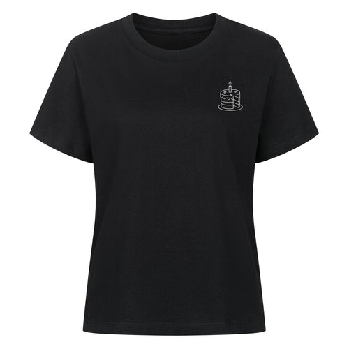 Mama-Kind-Shirt-Set aus 100 % Bio-Baumwolle mit liebevollem Torten-Design: Auf dem Mama-Shirt eine Torte mit fehlendem Stück, auf dem Kind-Shirt das passende Einzelstück. Symbol für die besondere Verbindung zwischen Mutter und Kind. Nachhaltig produziert, hochwertig verarbeitet, perfekt als Geschenk zum Muttertag, zur Geburt oder für gemeinsame Familienfotos. Ideal als emotionaler Partnerlook.