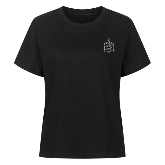 Mama-Kind-Shirt-Set aus 100 % Bio-Baumwolle mit liebevollem Torten-Design: Auf dem Mama-Shirt eine Torte mit fehlendem Stück, auf dem Kind-Shirt das passende Einzelstück. Symbol für die besondere Verbindung zwischen Mutter und Kind. Nachhaltig produziert, hochwertig verarbeitet, perfekt als Geschenk zum Muttertag, zur Geburt oder für gemeinsame Familienfotos. Ideal als emotionaler Partnerlook.