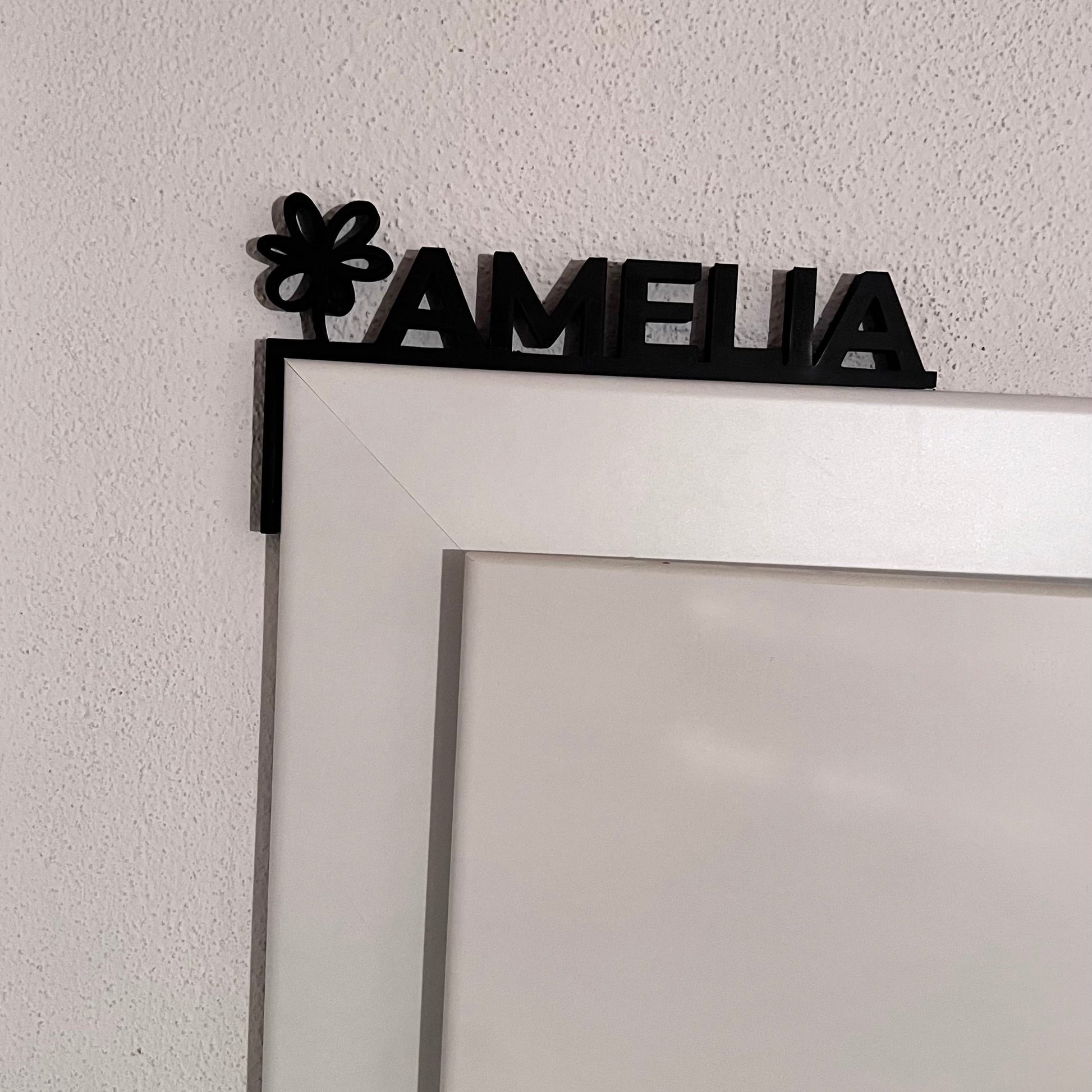 Personalisiertes Türschild für Kinder mit Name und Symbol als Türeckenschild für den Türrahmen. Moderne Kinderzimmerdeko, nachhaltig gefertigt und Made in Germany. Individuelle Türdeko für Babyzimmer oder Kinderzimmer, ideal als Geschenk zur Geburt, Taufe oder Geburtstag. Stilvolle, personalisierte Namensdeko für Jungen und Mädchen.