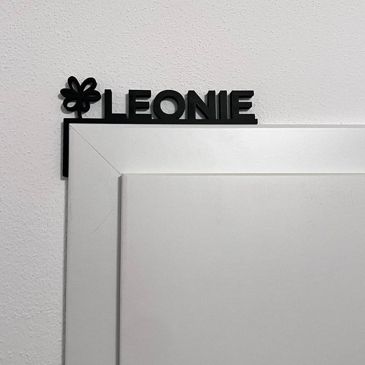 Personalisiertes Türschild für Kinder mit Name und Symbol als Türeckenschild für den Türrahmen. Moderne Kinderzimmerdeko, nachhaltig gefertigt und Made in Germany. Individuelle Türdeko für Babyzimmer oder Kinderzimmer, ideal als Geschenk zur Geburt, Taufe oder Geburtstag. Stilvolle, personalisierte Namensdeko für Jungen und Mädchen.