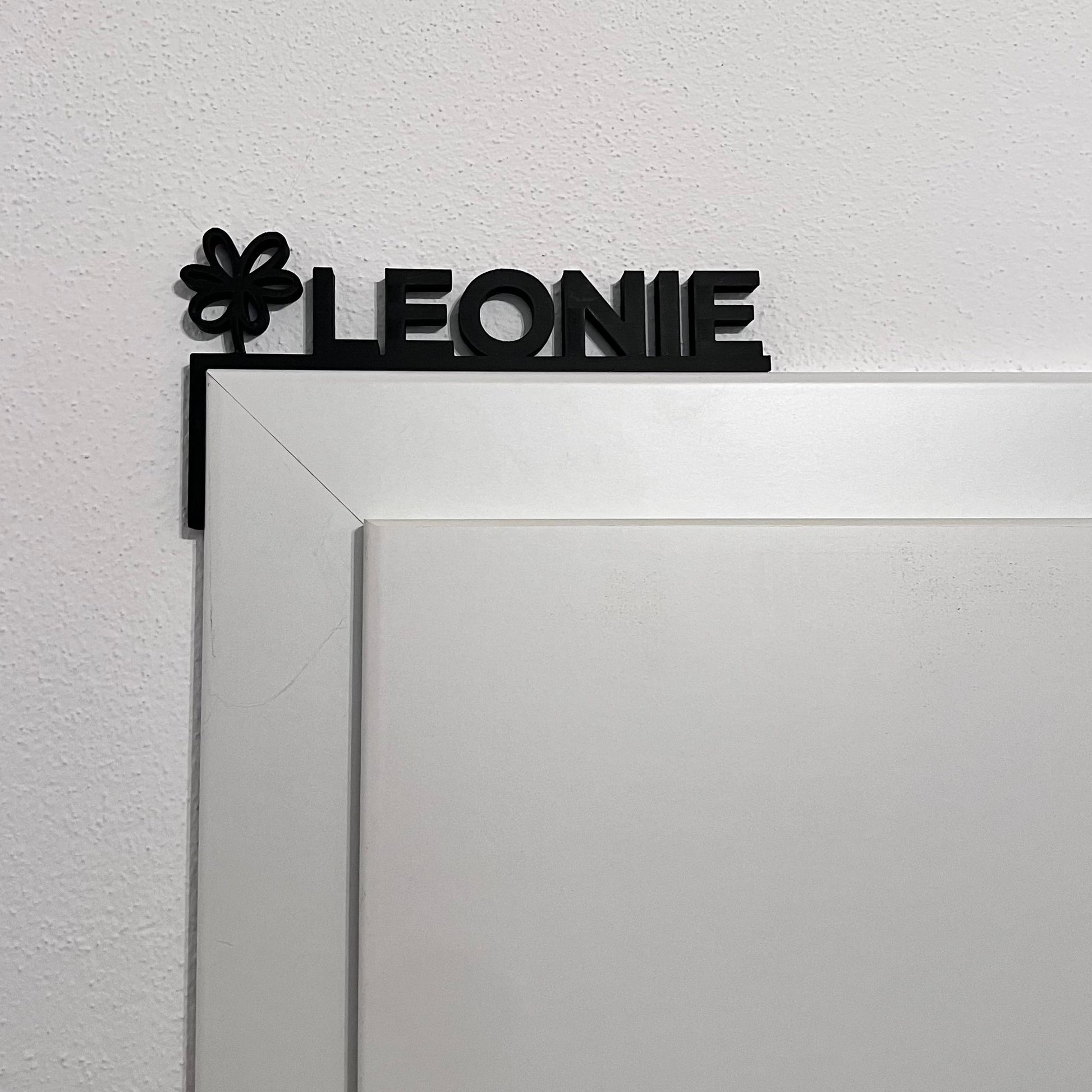Personalisiertes Türschild für Kinder mit Name und Symbol als Türeckenschild für den Türrahmen. Moderne Kinderzimmerdeko, nachhaltig gefertigt und Made in Germany. Individuelle Türdeko für Babyzimmer oder Kinderzimmer, ideal als Geschenk zur Geburt, Taufe oder Geburtstag. Stilvolle, personalisierte Namensdeko für Jungen und Mädchen.