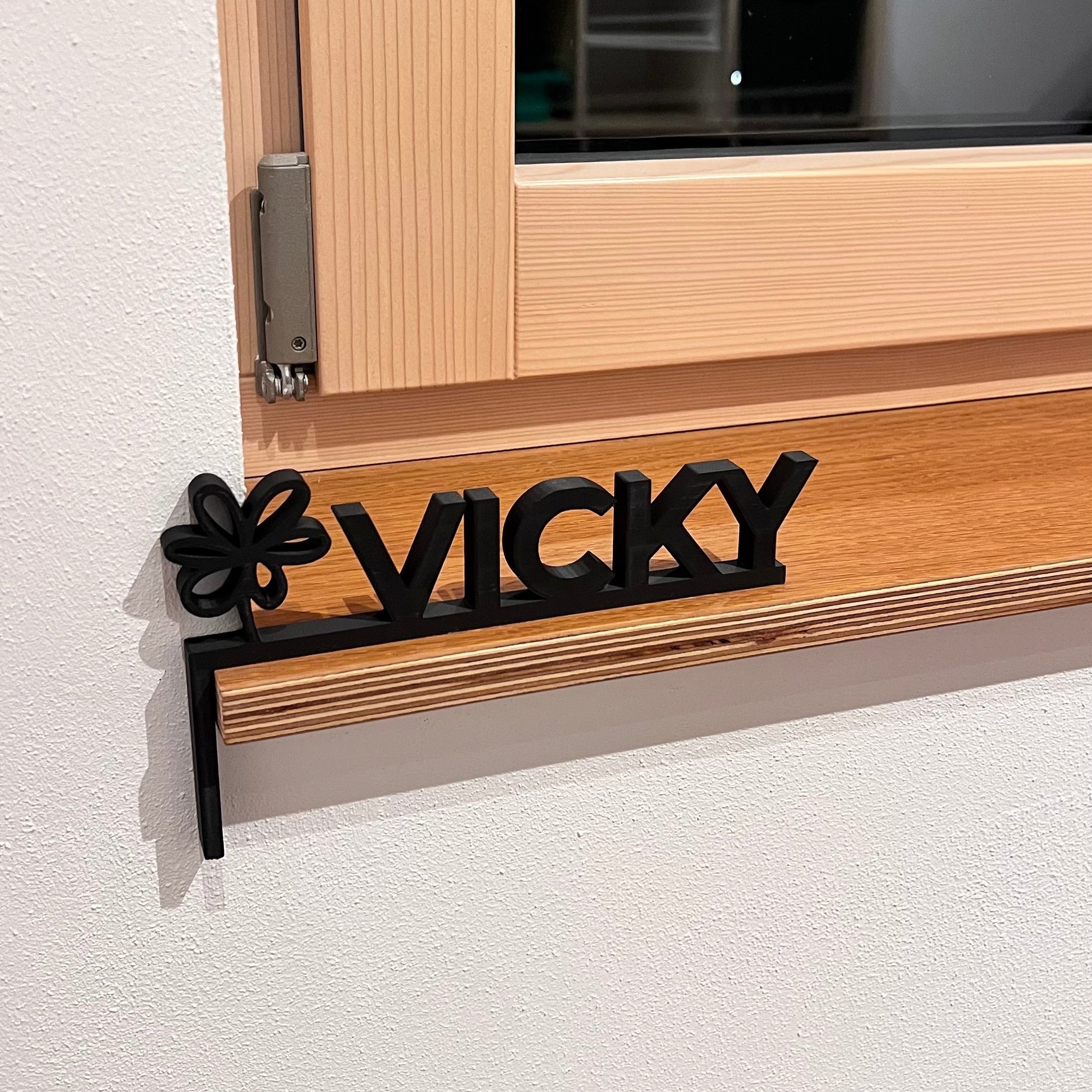 Personalisiertes Türschild für Kinder mit Name und Symbol als Türeckenschild für den Türrahmen. Moderne Kinderzimmerdeko, nachhaltig gefertigt und Made in Germany. Individuelle Türdeko für Babyzimmer oder Kinderzimmer, ideal als Geschenk zur Geburt, Taufe oder Geburtstag. Stilvolle, personalisierte Namensdeko für Jungen und Mädchen.