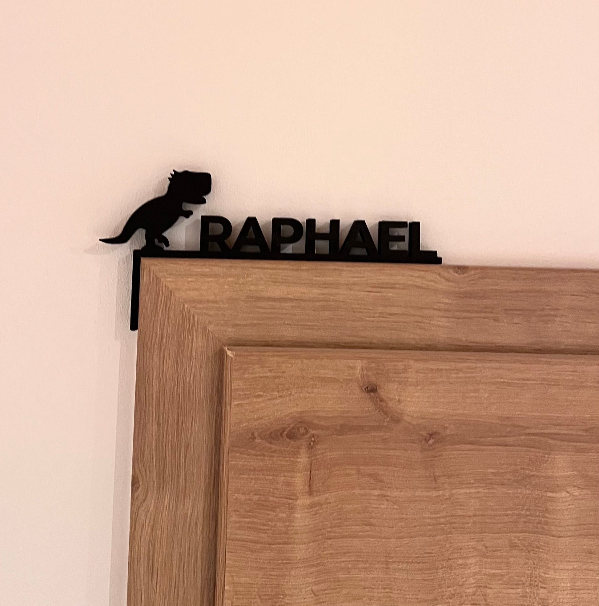 Personalisiertes Türschild für Kinder mit Name und Symbol als Türeckenschild für den Türrahmen. Moderne Kinderzimmerdeko, nachhaltig gefertigt und Made in Germany. Individuelle Türdeko für Babyzimmer oder Kinderzimmer, ideal als Geschenk zur Geburt, Taufe oder Geburtstag. Stilvolle, personalisierte Namensdeko für Jungen und Mädchen.