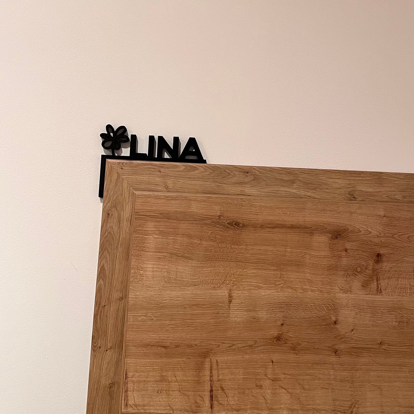 Personalisiertes Türschild für Kinder mit Name und Symbol als Türeckenschild für den Türrahmen. Moderne Kinderzimmerdeko, nachhaltig gefertigt und Made in Germany. Individuelle Türdeko für Babyzimmer oder Kinderzimmer, ideal als Geschenk zur Geburt, Taufe oder Geburtstag. Stilvolle, personalisierte Namensdeko für Jungen und Mädchen.