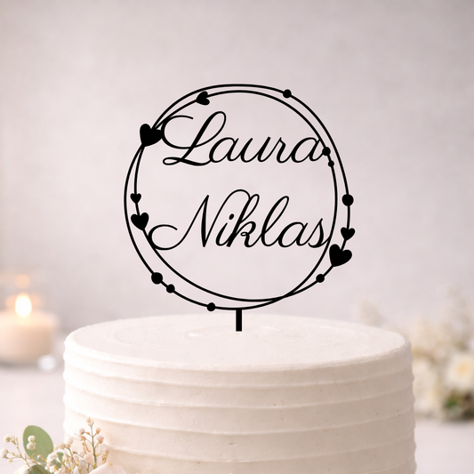 Caketopper auf einer hellen Hochzeitstorte