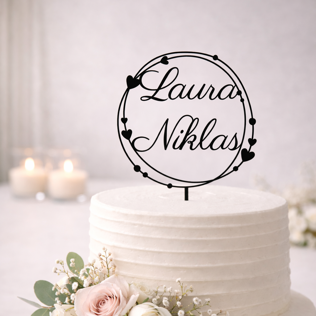 Schwarzer personalisierter Caketopper auf Hochzeitstorte 