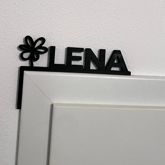 Personalisiertes Türschild für Kinder mit Name und Symbol als Türeckenschild für den Türrahmen. Moderne Kinderzimmerdeko, nachhaltig gefertigt und Made in Germany. Individuelle Türdeko für Babyzimmer oder Kinderzimmer, ideal als Geschenk zur Geburt, Taufe oder Geburtstag. Stilvolle, personalisierte Namensdeko für Jungen und Mädchen.