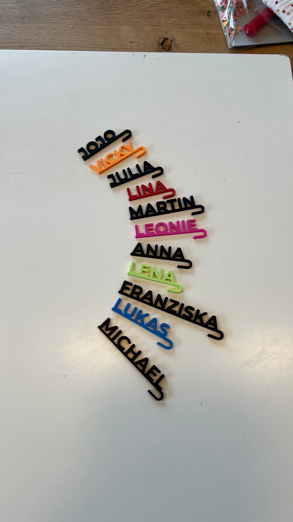Personalisierte bunte Glasanhänger – Kindergeburtstag Deko & Familienfeiern