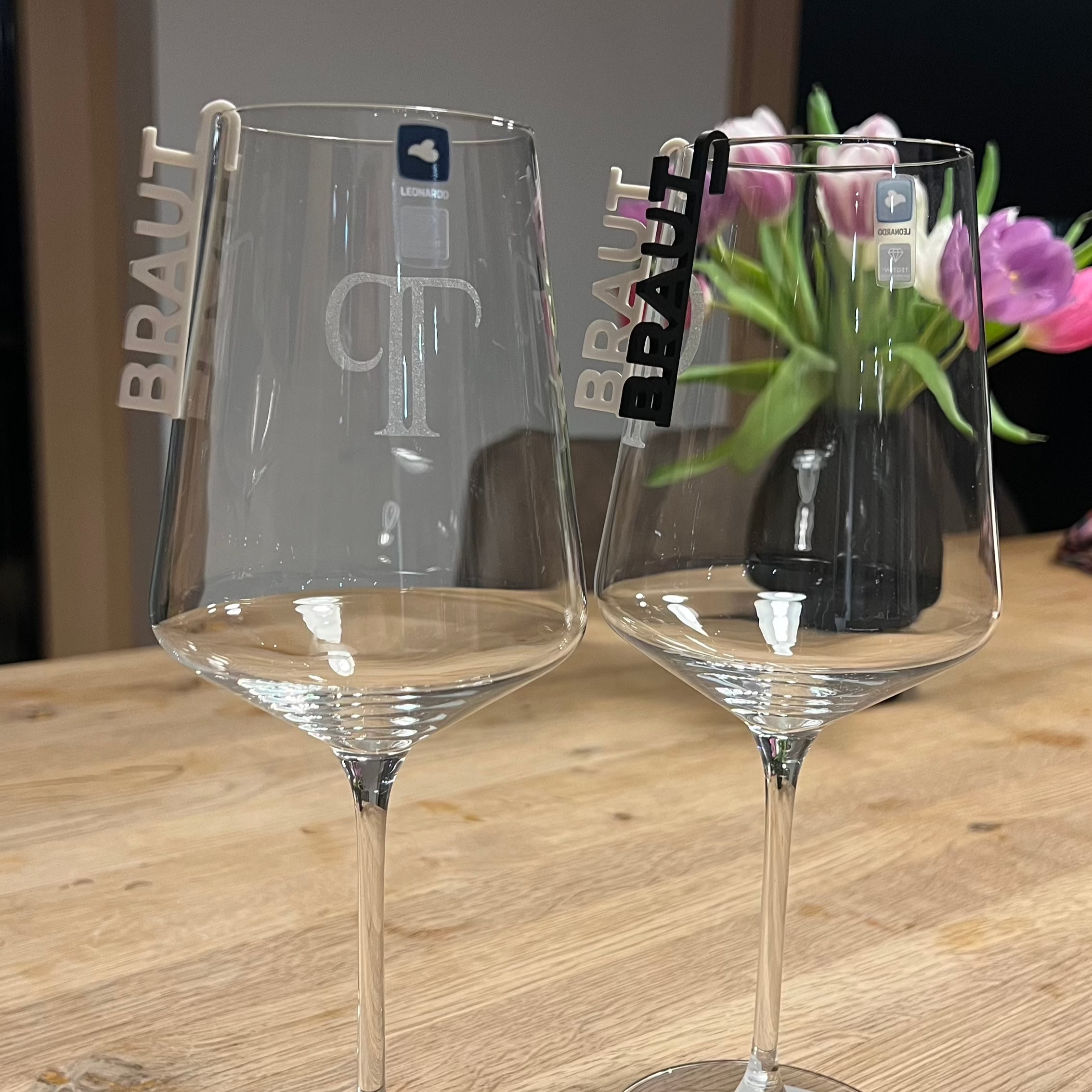 Nachhaltige 3D-gedruckte Glasanhänger „Braut & Braut“ oder „Bräutigam & Bräutigam“ aus PLA, hier 2 mal Braut. Elegante, schlichte Anhänger in Weiß/Weiß, Weiß/Schwarz oder Schwarz/Schwarz für gleichgeschlechtliche Paare. Perfekt für die Personalisierung von Hochzeitsgläsern und für eine umweltfreundliche Hochzeit. Diese Anhänger fügen sich harmonisch in jedes Hochzeitsdesign ein und verleihen euren Gläsern einen einzigartigen, persönlichen Touch.