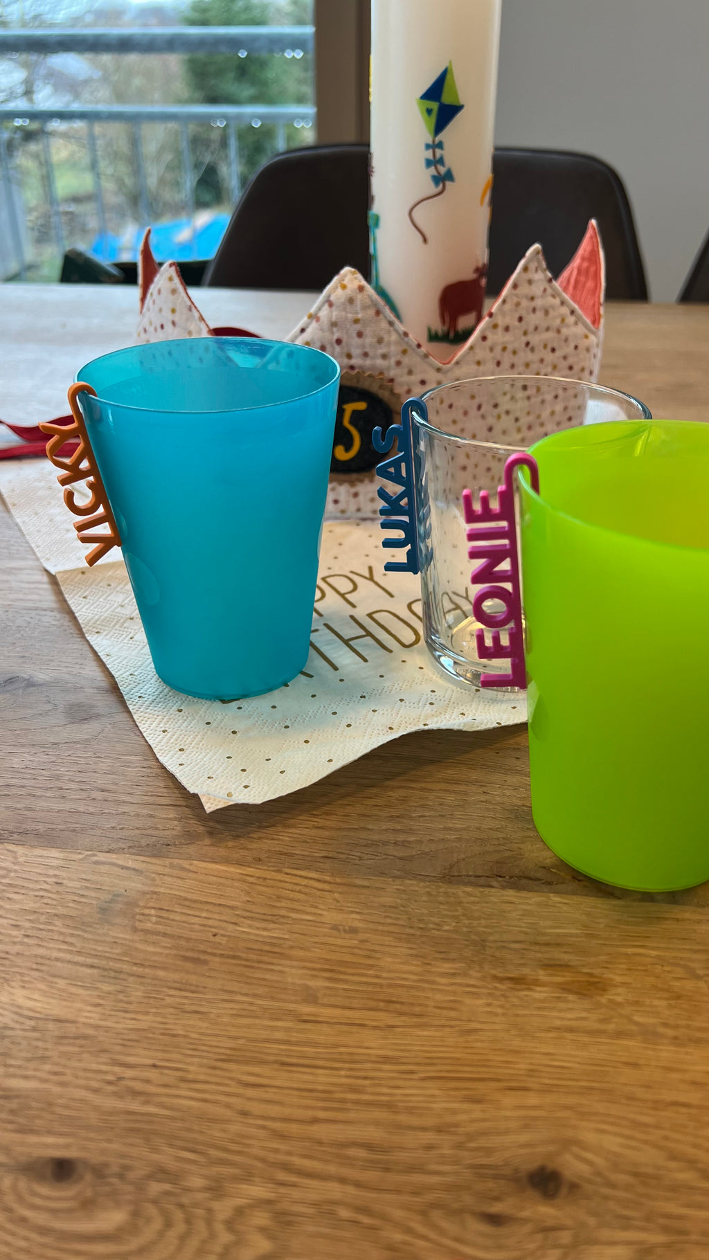 Personalisierte bunte Glasanhänger – Kindergeburtstag Deko & Familienfeiern
