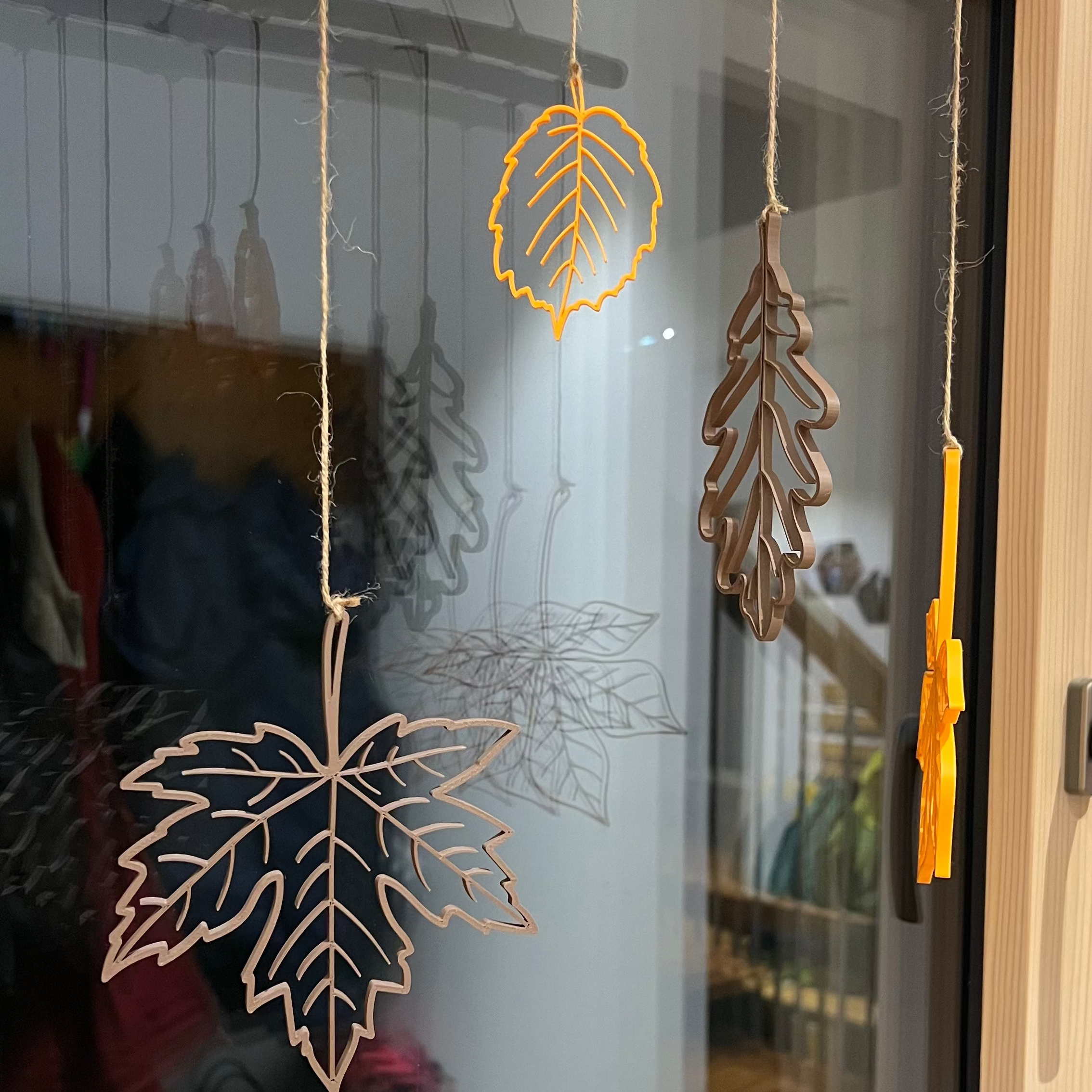 Nachhaltige Herbstdeko 3D Blätter Set (4) – minimalistische Wand- & Tischdeko aus PLA, Braun/Orange, Blatt-Mobile modern Geschenk herbstlich