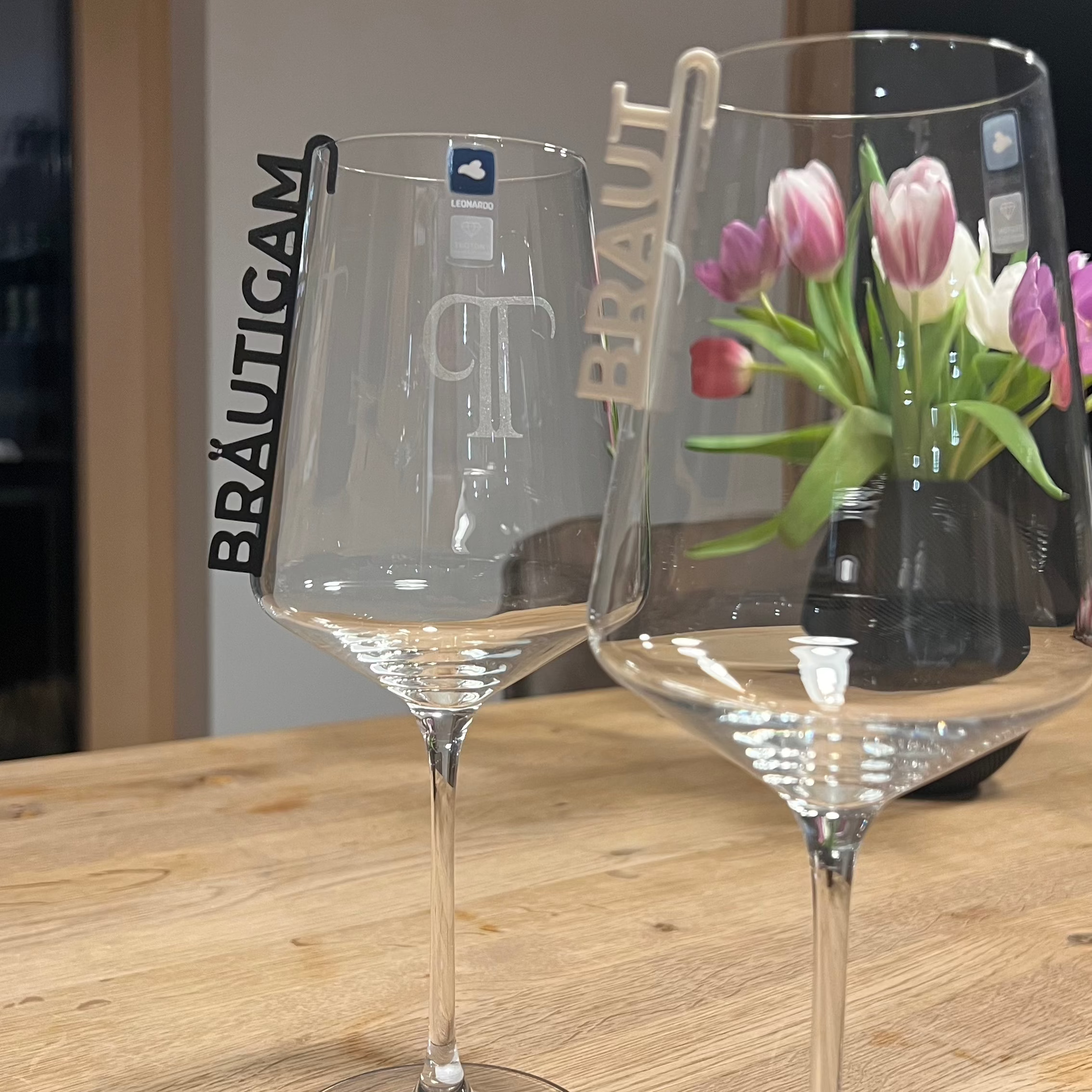 Nachhaltige 3D-gedruckte Glasanhänger „Braut & Braut“ oder „Bräutigam & Bräutigam“ aus PLA, hier 2 mal Braut. Elegante, schlichte Anhänger in Weiß/Weiß, Weiß/Schwarz oder Schwarz/Schwarz für gleichgeschlechtliche Paare. Perfekt für die Personalisierung von Hochzeitsgläsern und für eine umweltfreundliche Hochzeit. Diese Anhänger fügen sich harmonisch in jedes Hochzeitsdesign ein und verleihen euren Gläsern einen einzigartigen, persönlichen Touch.