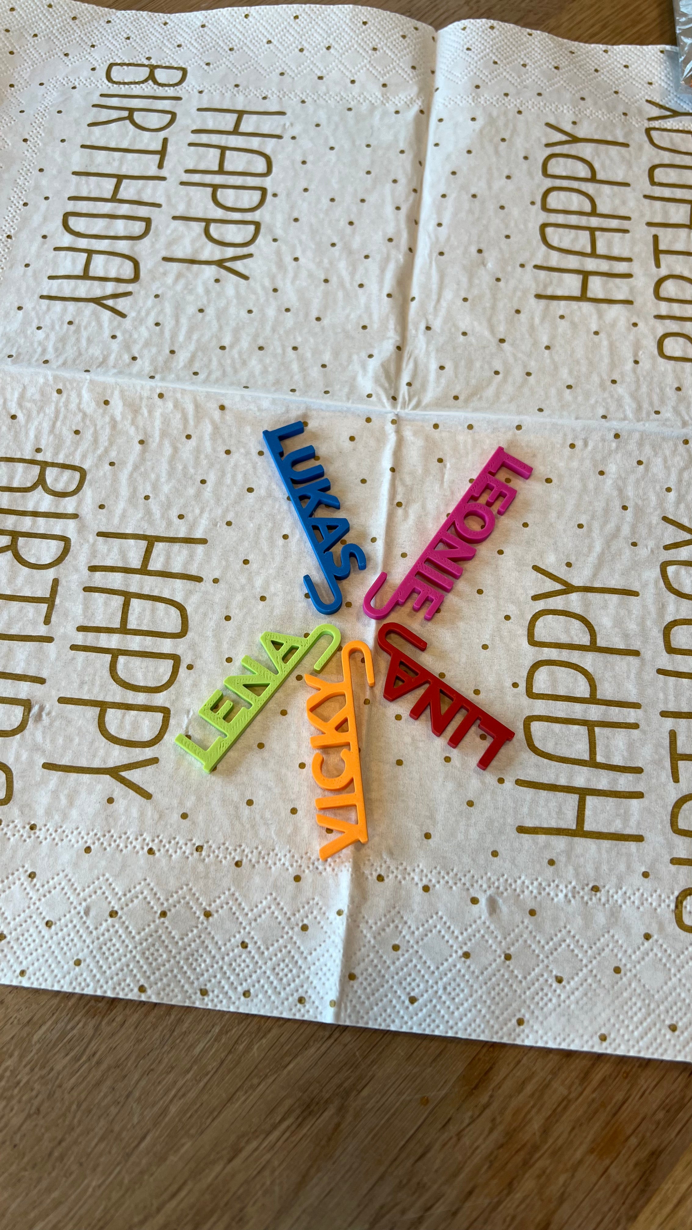 Personalisierte bunte Glasanhänger – Kindergeburtstag Deko & Familienfeiern