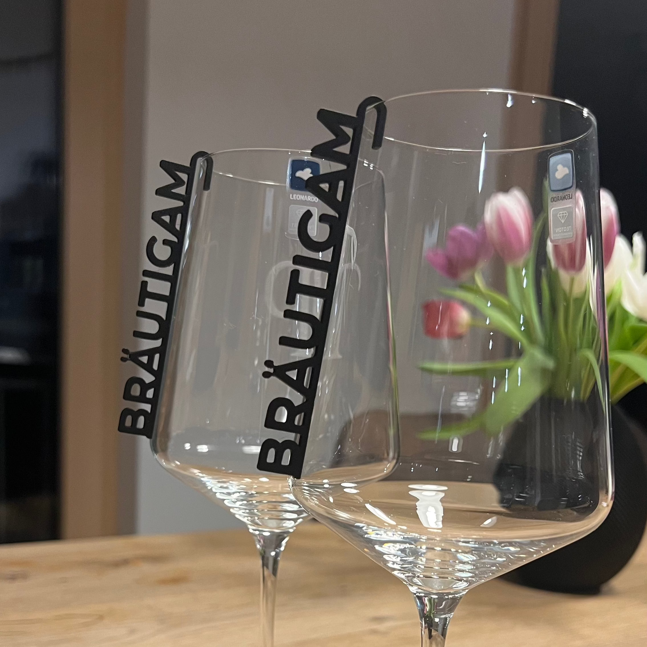 Nachhaltige 3D-gedruckte Glasanhänger „Braut & Braut“ oder „Bräutigam & Bräutigam“ aus PLA, hier 2 mal Braut. Elegante, schlichte Anhänger in Weiß/Weiß, Weiß/Schwarz oder Schwarz/Schwarz für gleichgeschlechtliche Paare. Perfekt für die Personalisierung von Hochzeitsgläsern und für eine umweltfreundliche Hochzeit. Diese Anhänger fügen sich harmonisch in jedes Hochzeitsdesign ein und verleihen euren Gläsern einen einzigartigen, persönlichen Touch.