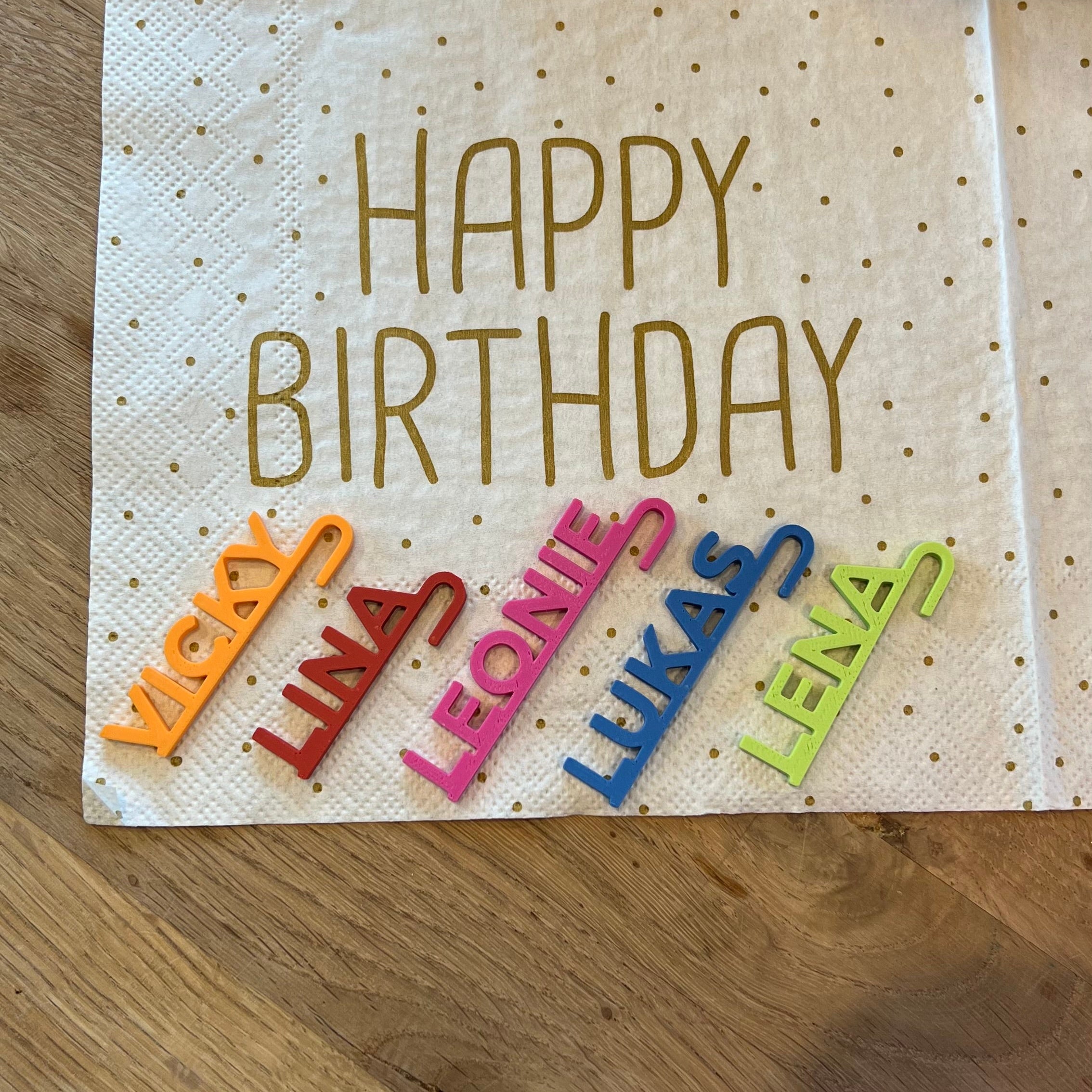 **Bunte personalisierte Glasanhänger – 3D-gedruckt für Kindergeburtstag & Familienfeiern** | Diese farbenfrohen Namensschilder aus nachhaltigem PLA sorgen dafür, dass jedes Glas seinen Besitzer behält. Perfekt für Kinderpartys, Familienfeste oder den Alltag – dekorativ und praktisch zugleich. Auf dem Geburtstagstisch dekoriert, verleihen sie der Feier eine fröhliche Note und vermeiden Verwechslungen. Robuste Qualität, leicht & umweltfreundlich. Jetzt personalisieren & Partychaos vermeiden! 🎉🍹✨