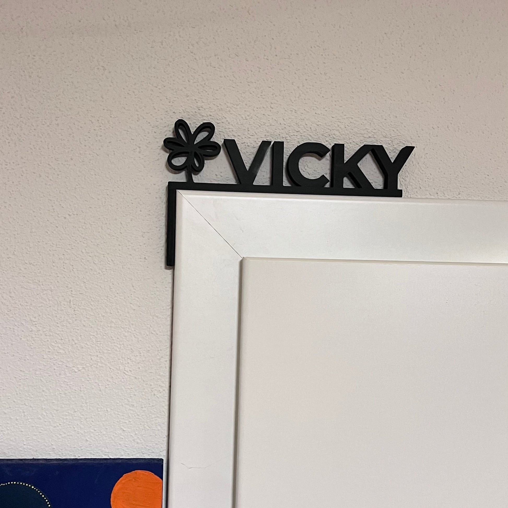 Personalisiertes Türschild für Kinder mit Name und Symbol als Türeckenschild für den Türrahmen. Moderne Kinderzimmerdeko, nachhaltig gefertigt und Made in Germany. Individuelle Türdeko für Babyzimmer oder Kinderzimmer, ideal als Geschenk zur Geburt, Taufe oder Geburtstag. Stilvolle, personalisierte Namensdeko für Jungen und Mädchen.
