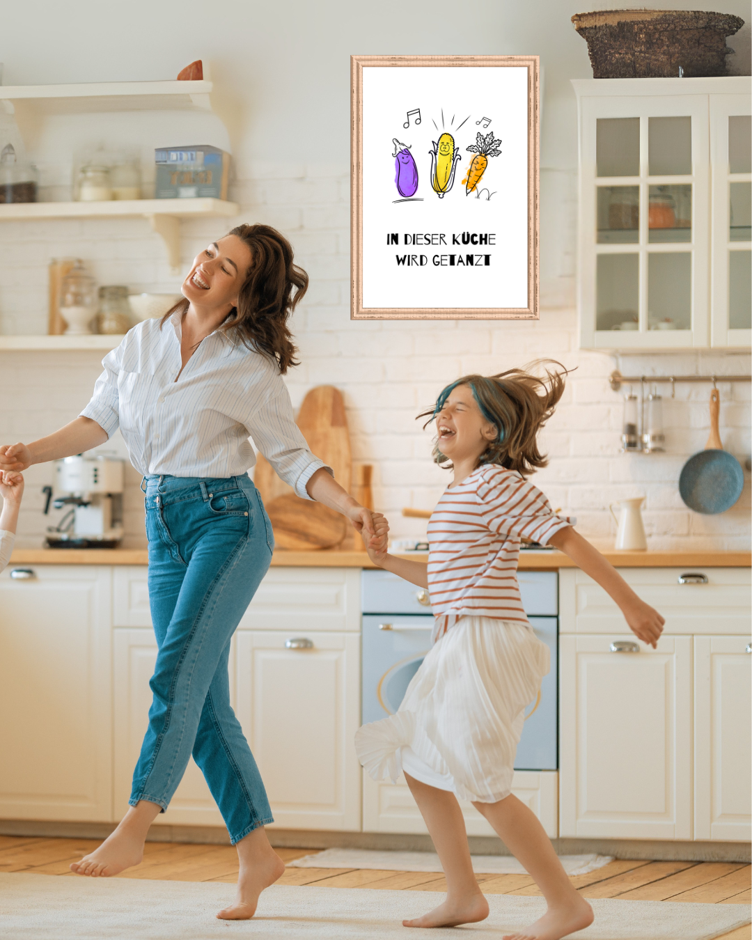**Lustiges Küchenposter – „In dieser Küche wird getanzt“ im Bilderrahmen in moderner Küche** mit tanzenden Personen im Vordergrund | Dieses humorvolle Poster mit tanzendem Gemüse auf Aquarellhintergrund bringt Schwung & gute Laune in deine Küche! Stilvoll gerahmt, fügt es sich perfekt in moderne Küchen ein. Hochwertiger Druck mit brillanten Farben – ideal als kreative Wanddeko oder witziges Geschenk für Hobbyköche & Food-Liebhaber. Jetzt bestellen & deine Küche stilvoll aufwerten! 🎨🥕✨