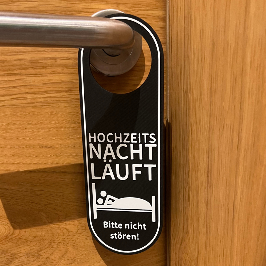 Witziges Türhängeschild – „Hochzeitsnacht läuft, bitte nicht stören“