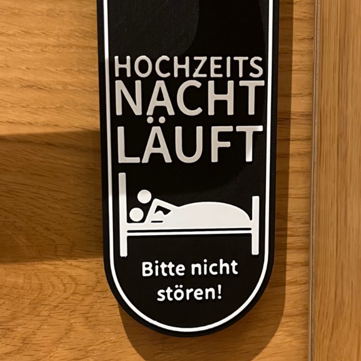 Witziges Türhängeschild – „Hochzeitsnacht läuft, bitte nicht stören“