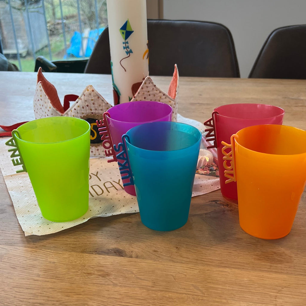 **Bunte personalisierte Glasanhänger – 3D-gedruckt für Kindergeburtstag & Familienfeiern** | Diese farbenfrohen Namensschilder aus nachhaltigem PLA sorgen dafür, dass jedes Glas seinen Besitzer behält. Perfekt für Kinderpartys, Familienfeste oder den Alltag – dekorativ und praktisch zugleich. Auf dem Geburtstagstisch dekoriert, verleihen sie der Feier eine fröhliche Note und vermeiden Verwechslungen. Robuste Qualität, leicht & umweltfreundlich. Jetzt personalisieren & Partychaos vermeiden! 🎉🍹✨