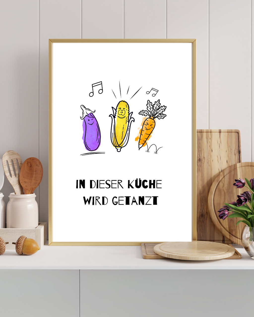 **Lustiges Küchenposter – „In dieser Küche wird getanzt“ im Bilderrahmen in moderner Küche** | Dieses humorvolle Poster mit tanzendem Gemüse auf Aquarellhintergrund bringt Schwung & gute Laune in deine Küche! Stilvoll gerahmt, fügt es sich perfekt in moderne Küchen ein. Hochwertiger Druck mit brillanten Farben – ideal als kreative Wanddeko oder witziges Geschenk für Hobbyköche & Food-Liebhaber. Jetzt bestellen & deine Küche stilvoll aufwerten! 🎨🥕✨