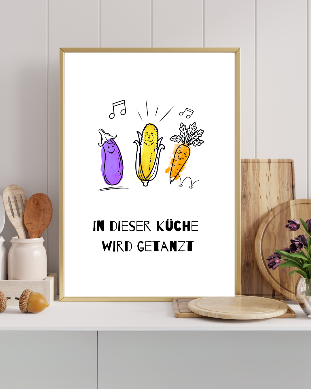**Lustiges Küchenposter – „In dieser Küche wird getanzt“ im Bilderrahmen in moderner Küche** | Dieses humorvolle Poster mit tanzendem Gemüse auf Aquarellhintergrund bringt Schwung & gute Laune in deine Küche! Stilvoll gerahmt, fügt es sich perfekt in moderne Küchen ein. Hochwertiger Druck mit brillanten Farben – ideal als kreative Wanddeko oder witziges Geschenk für Hobbyköche & Food-Liebhaber. Jetzt bestellen & deine Küche stilvoll aufwerten! 🎨🥕✨