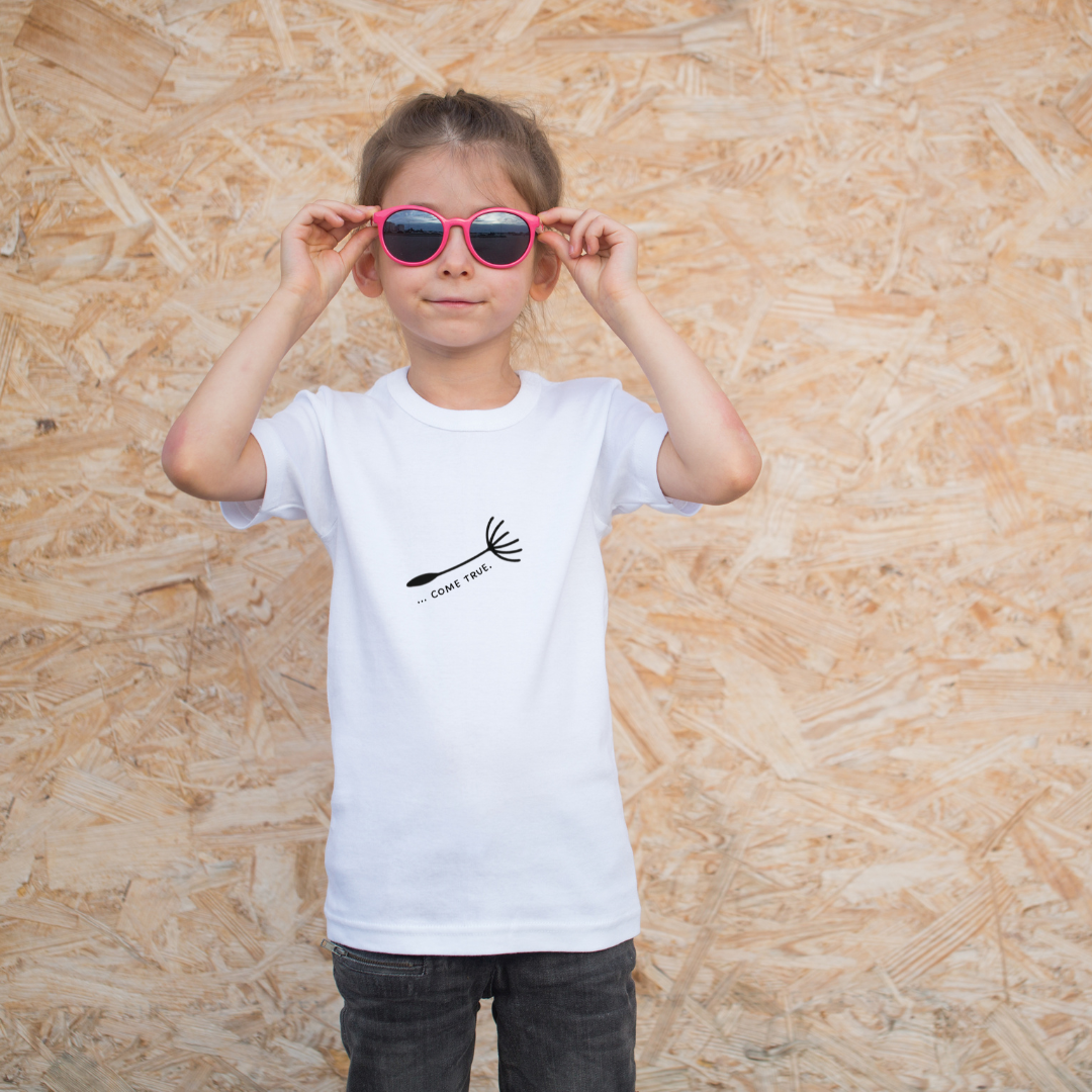 Mama-Kind-Shirt-Set aus Bio-Baumwolle mit geteiltem Spruch: „You are my wish … come true“. Weißes T-Shirt für Mama mit Pusteblume und fehlendem Schirmchen, passendes Kind-Shirt mit einzelner Pusteblumenschirmchen-Grafik. Hier ist das Kindershirt zu sehen. Hochwertig, nachhaltig, ideal als Muttertagsgeschenk, zur Geburt oder für Familienfotos. Perfektes Geschenk für Mamas und Kinder – liebevoll, modern und emotional gestaltet.