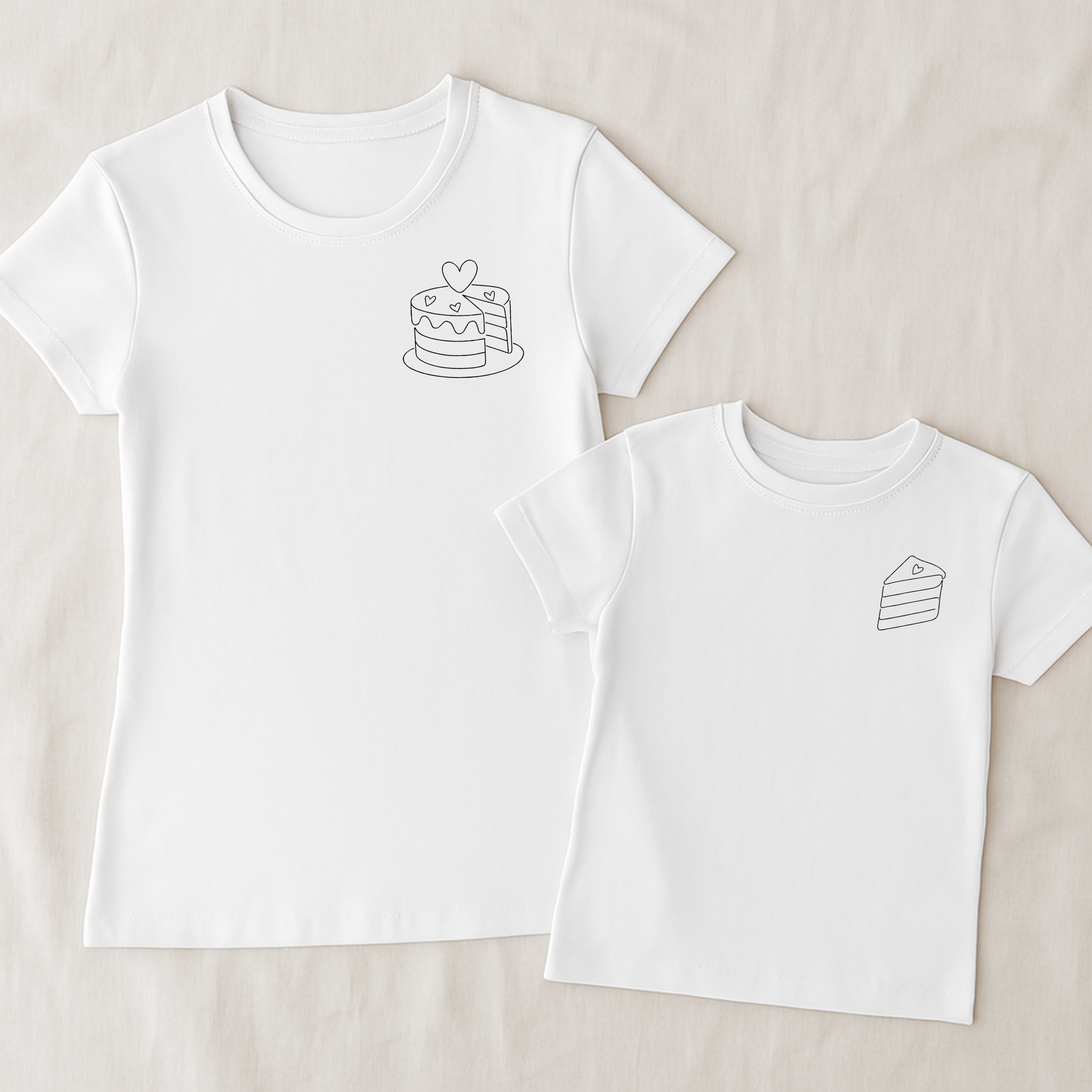 Mama-Kind-Shirt-Set aus 100 % Bio-Baumwolle mit liebevollem Torten-Design: Auf dem Mama-Shirt eine Torte mit fehlendem Stück, auf dem Kind-Shirt das passende Einzelstück. Symbol für die besondere Verbindung zwischen Mutter und Kind. Nachhaltig produziert, hochwertig verarbeitet, perfekt als Geschenk zum Muttertag, zur Geburt oder für gemeinsame Familienfotos. Ideal als emotionaler Partnerlook.
