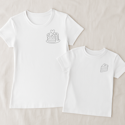 Mama-Kind-Shirt-Set aus 100 % Bio-Baumwolle mit liebevollem Torten-Design: Auf dem Mama-Shirt eine Torte mit fehlendem Stück, auf dem Kind-Shirt das passende Einzelstück. Symbol für die besondere Verbindung zwischen Mutter und Kind. Nachhaltig produziert, hochwertig verarbeitet, perfekt als Geschenk zum Muttertag, zur Geburt oder für gemeinsame Familienfotos. Ideal als emotionaler Partnerlook.