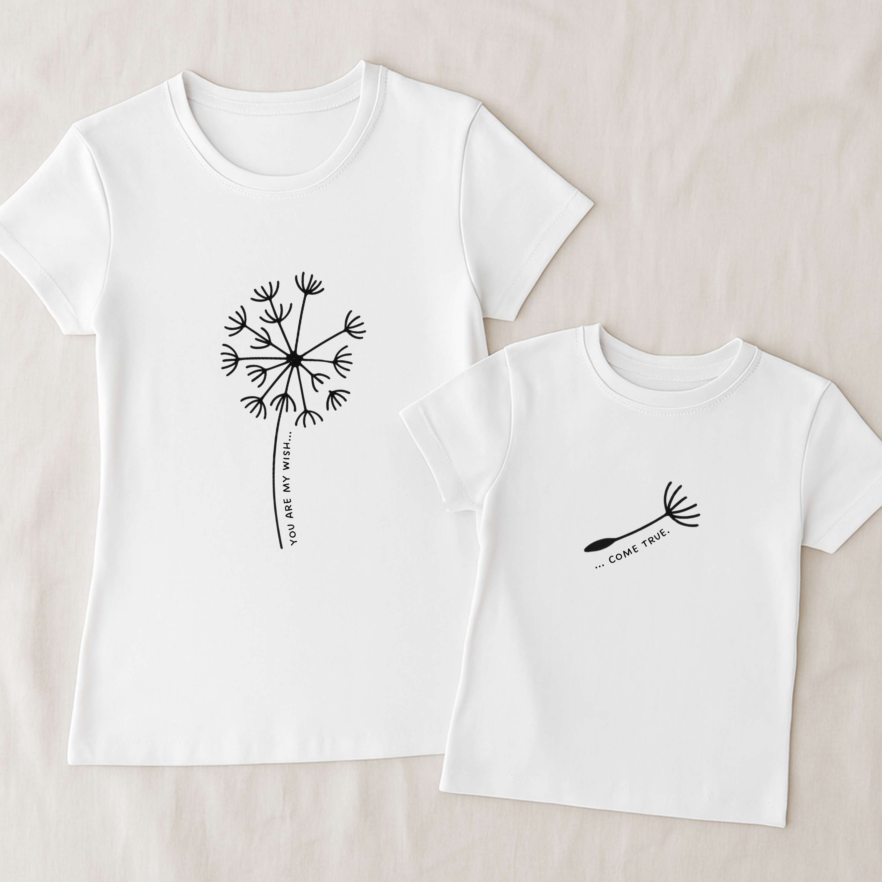 Mama-Kind-Shirt-Set aus Bio-Baumwolle mit geteiltem Spruch: „You are my wish … come true“. Weißes T-Shirt für Mama mit Pusteblume und fehlendem Schirmchen, passendes Kind-Shirt mit einzelner Pusteblumenschirmchen-Grafik. Hochwertig, nachhaltig, ideal als Muttertagsgeschenk, zur Geburt oder für Familienfotos. Perfektes Geschenk für Mamas und Kinder – liebevoll, modern und emotional gestaltet.
